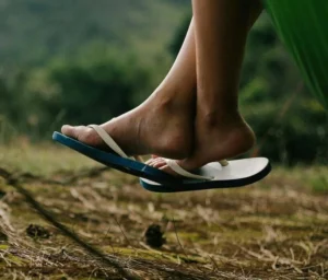 Tongs en médecine chinoise appuient sur un poind d'acupuncture
